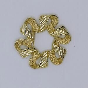 Vtg Sarah Cov Gold Tone Wreath Brooch